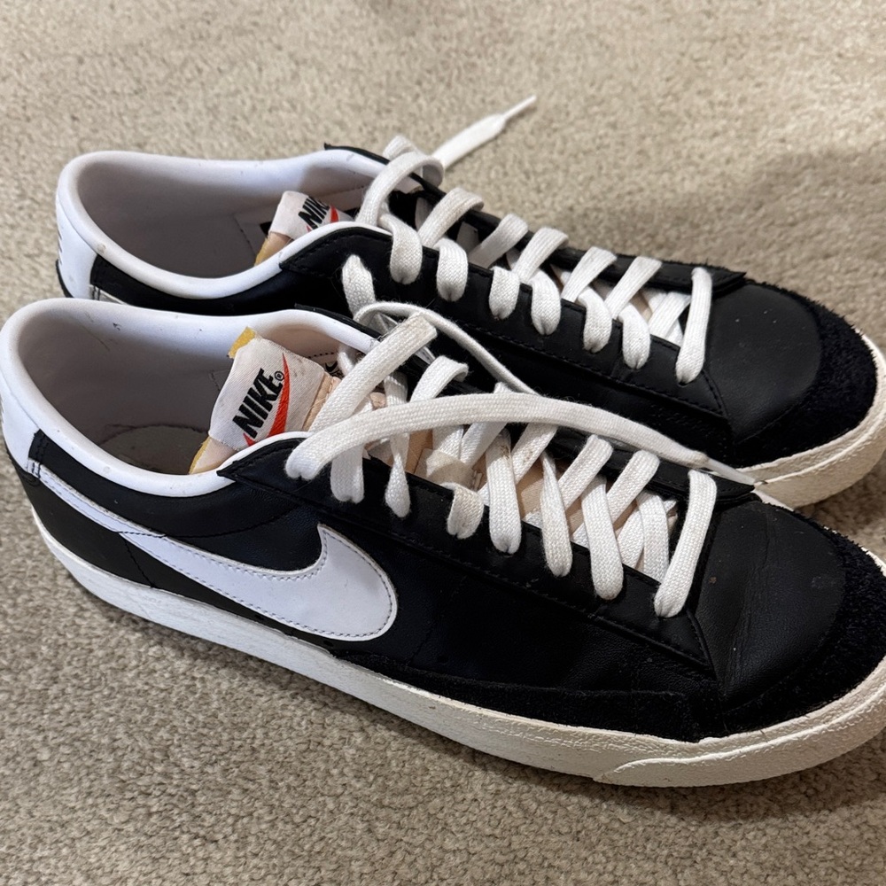 Nike Men’s Black & White Low-Top Sneakers with White Swoosh
